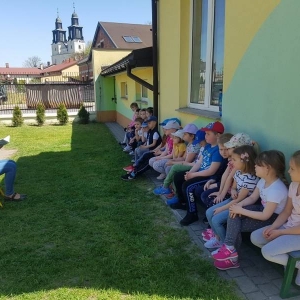 Przedszkolaki z grupy Smerfy podczas głośnego czytania