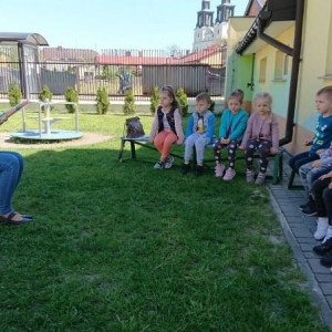 Przedszkolaki z grupy Sówki podczas głośnego czytania